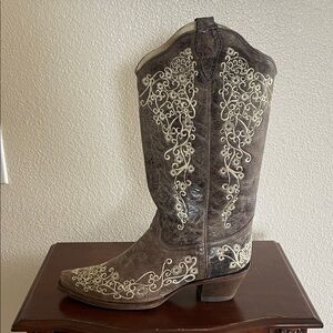Corral Women’s Distressed Brown Leather Embroidered Western Boots – Snip Toe, 13